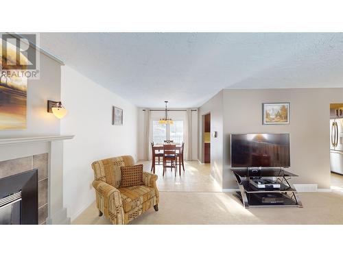 1757 Cypress Road, Quesnel, BC - Indoor Photo Showing Living Room