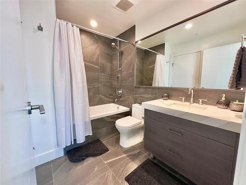 1806-1181 Sunset Drive, Kelowna, BC - Indoor Photo Showing Bathroom