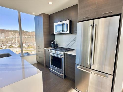 1806-1181 Sunset Drive, Kelowna, BC - Indoor Photo Showing Kitchen With Double Sink With Upgraded Kitchen