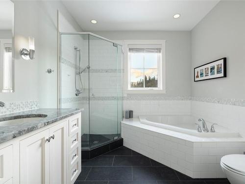 14358 Invercraig Place, Coldstream, BC - Indoor Photo Showing Bathroom