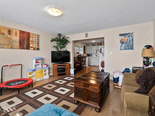 1240/1238 Gaggin Road, Kelowna, BC - Indoor Photo Showing Living Room