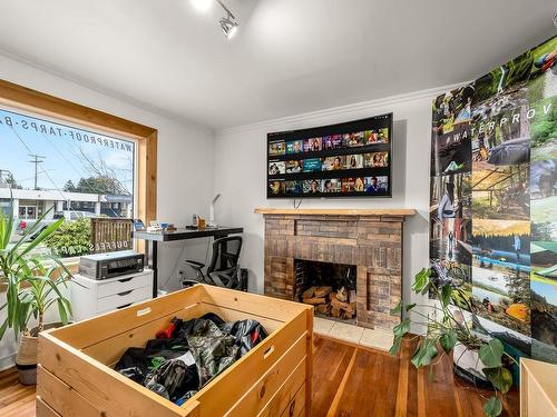 512 5Th St, Courtenay, BC - Indoor With Fireplace