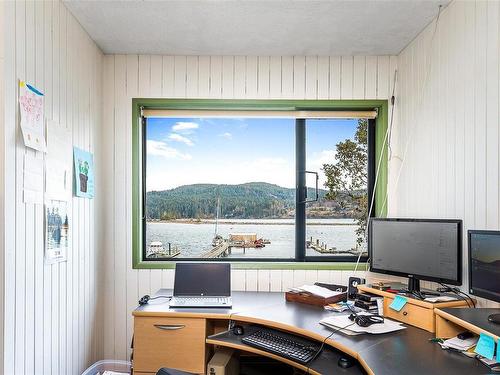 1581 Dufour Rd, Sooke, BC - Indoor Photo Showing Office