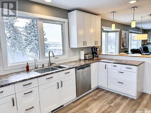 305 10Th Avenue Nw, Swift Current, SK - Indoor Photo Showing Kitchen With Double Sink With Upgraded Kitchen