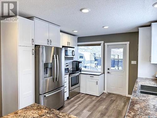 305 10Th Avenue Nw, Swift Current, SK - Indoor Photo Showing Kitchen