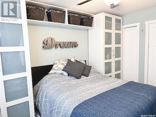 305 10Th Avenue Nw, Swift Current, SK - Indoor Photo Showing Bedroom