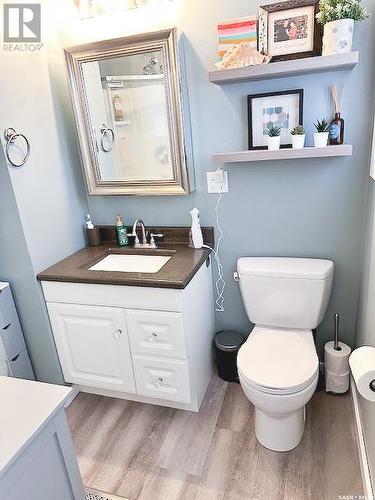 305 10Th Avenue Nw, Swift Current, SK - Indoor Photo Showing Bathroom