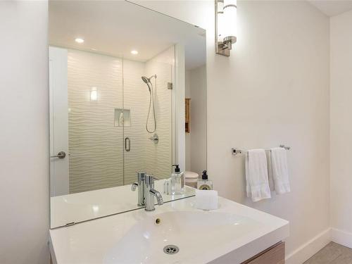 2585 Wyldewood Ave, Shawnigan Lake, BC - Indoor Photo Showing Bathroom