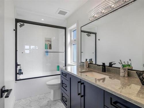 218 Crease Ave, Saanich, BC - Indoor Photo Showing Bathroom