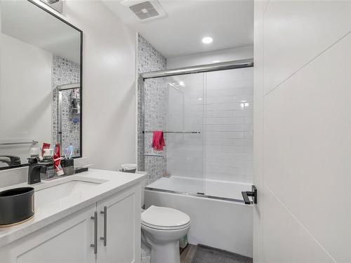 218 Crease Ave, Saanich, BC - Indoor Photo Showing Bathroom