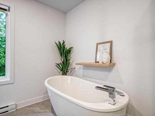 Bathroom - 279 21E Avenue, Sainte-Anne-De-Sabrevois, QC - Indoor Photo Showing Bathroom