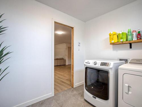 Laundry room - 279 21E Avenue, Sainte-Anne-De-Sabrevois, QC - Indoor Photo Showing Laundry Room