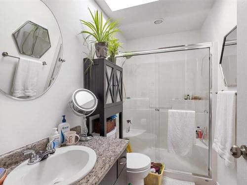 1-2740 Stautw Rd, Central Saanich, BC - Indoor Photo Showing Bathroom