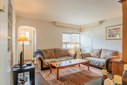 1171 Second Avenue, Trail, BC - Indoor Photo Showing Living Room