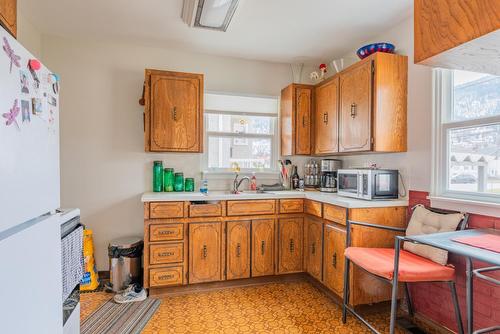 1171 Second Avenue, Trail, BC - Indoor Photo Showing Kitchen With Double Sink