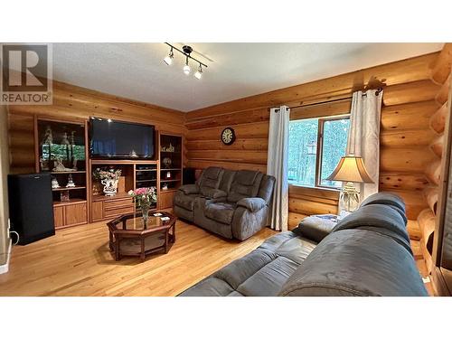 4906 Kitwanga Drive, 108 Mile Ranch, BC - Indoor Photo Showing Living Room