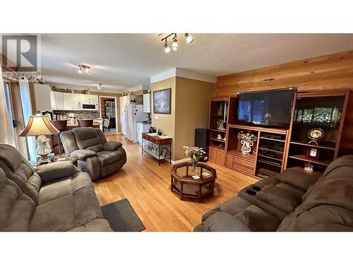 4906 Kitwanga Drive, 108 Mile Ranch, BC - Indoor Photo Showing Living Room
