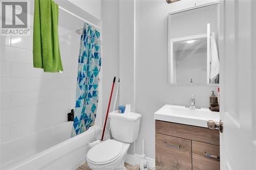 1332 Wyandotte Street East, Windsor, ON - Indoor Photo Showing Bathroom