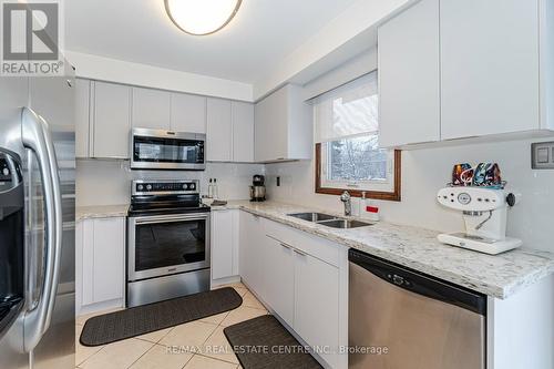 4552 Gullfoot Circ, Mississauga, ON - Indoor Photo Showing Kitchen With Double Sink