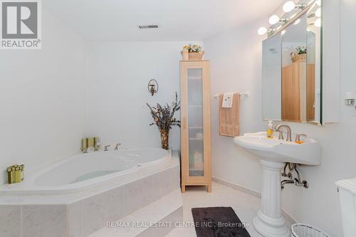 4552 Gullfoot Circ, Mississauga, ON - Indoor Photo Showing Bathroom