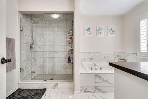 11 Malcolm Crescent, Caledonia, ON - Indoor Photo Showing Bathroom