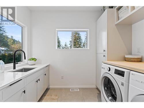 1041 19 Avenue Se, Salmon Arm, BC - Indoor Photo Showing Laundry Room