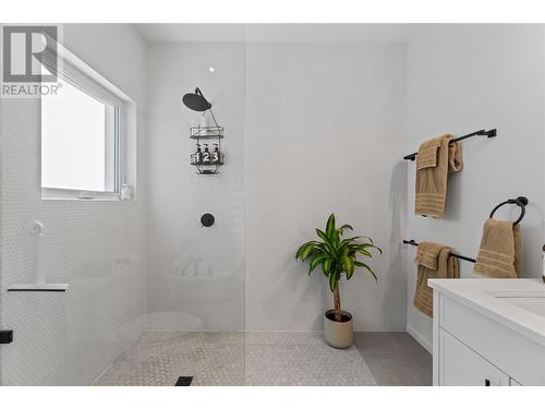 1041 19 Avenue Se, Salmon Arm, BC - Indoor Photo Showing Bathroom