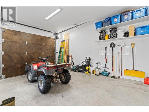 1041 19 Avenue Se, Salmon Arm, BC - Indoor Photo Showing Garage