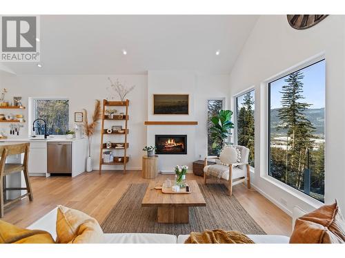1041 19 Avenue Se, Salmon Arm, BC - Indoor Photo Showing Living Room With Fireplace