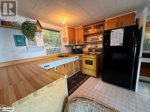 10689 Kawagama - Moorelands Bay - Wao, Dorset, ON - Indoor Photo Showing Kitchen