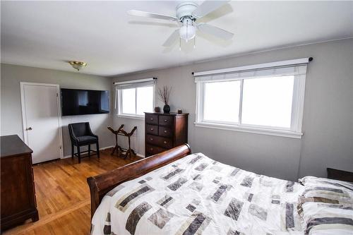 5010 Douglas Street, Beamsville, ON - Indoor Photo Showing Bedroom