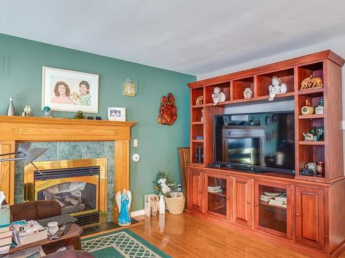 2530 Anderson Ave, Port Alberni, BC - Indoor Photo Showing Living Room With Fireplace