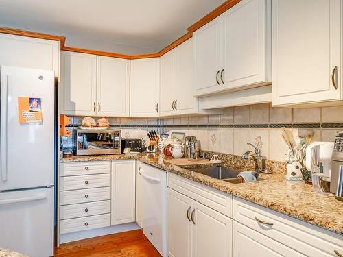 2530 Anderson Ave, Port Alberni, BC - Indoor Photo Showing Kitchen With Double Sink