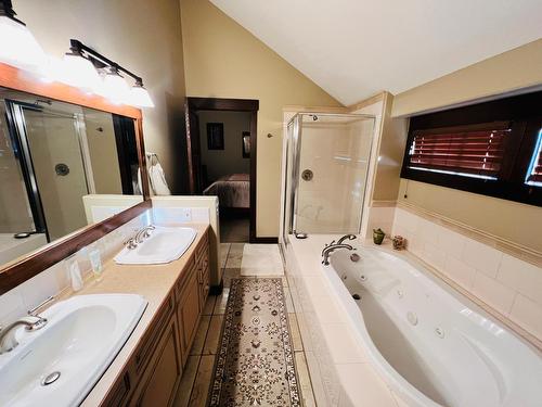 2 - 2600 Riverrock Way, Invermere, BC - Indoor Photo Showing Bathroom