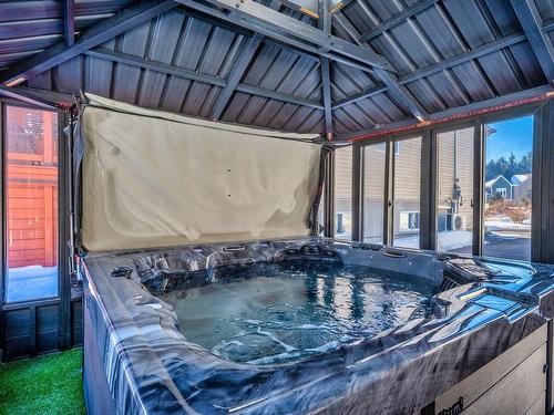 Hot tub - 217 Rue Du Boisé, Saint-Colomban, QC - 