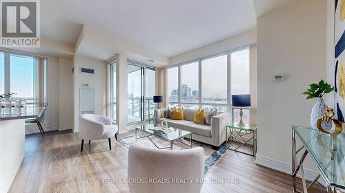 #808 -9088 Yonge St, Richmond Hill, ON - Indoor Photo Showing Living Room