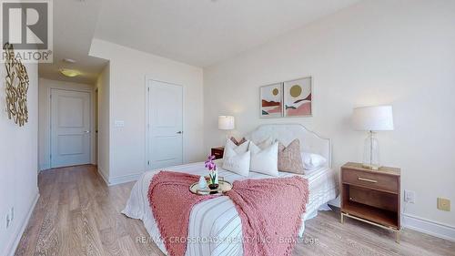 #808 -9088 Yonge St, Richmond Hill, ON - Indoor Photo Showing Bedroom