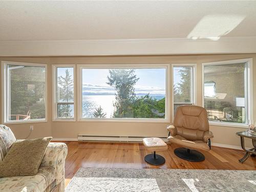 2608 Seaside Dr, Sooke, BC - Indoor Photo Showing Living Room