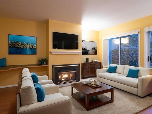 6082 Lionel Cres, Nanaimo, BC - Indoor Photo Showing Living Room With Fireplace