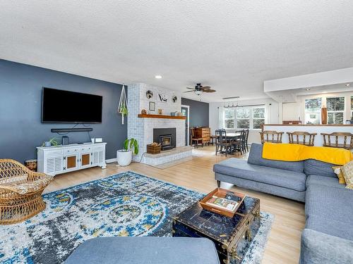 2042 Sunnybrook Lane, Shawnigan Lake, BC - Indoor Photo Showing Living Room With Fireplace