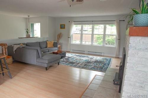 2042 Sunnybrook Lane, Shawnigan Lake, BC - Indoor Photo Showing Living Room
