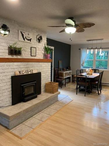 2042 Sunnybrook Lane, Shawnigan Lake, BC - Indoor Photo Showing Living Room With Fireplace