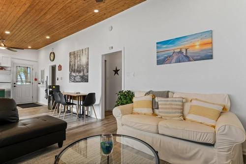25 Erie Heights Line, Lowbanks, ON - Indoor Photo Showing Living Room