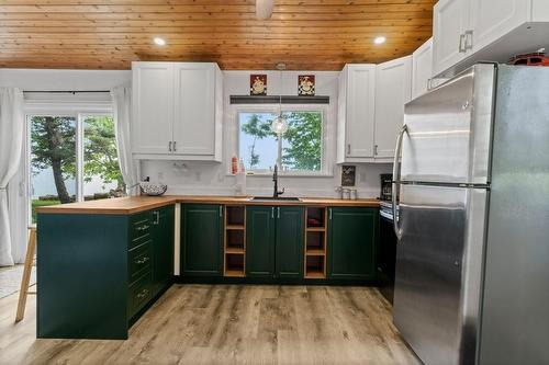 25 Erie Heights Line, Lowbanks, ON - Indoor Photo Showing Kitchen