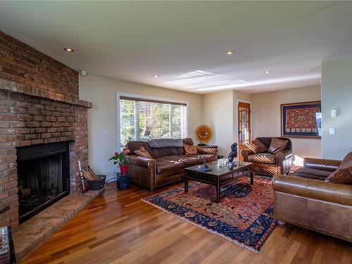 4246 Armadale Rd, Pender Island, BC - Indoor Photo Showing Living Room With Fireplace