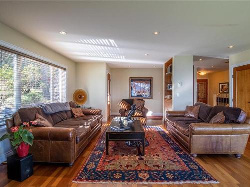 4246 Armadale Rd, Pender Island, BC - Indoor Photo Showing Living Room