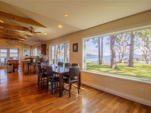 4246 Armadale Rd, Pender Island, BC - Indoor Photo Showing Dining Room