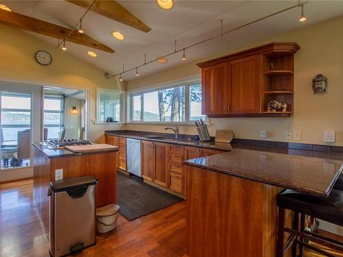 4246 Armadale Rd, Pender Island, BC - Indoor Photo Showing Kitchen
