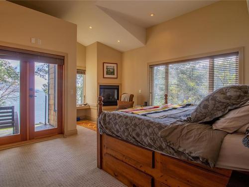 4246 Armadale Rd, Pender Island, BC - Indoor With Fireplace