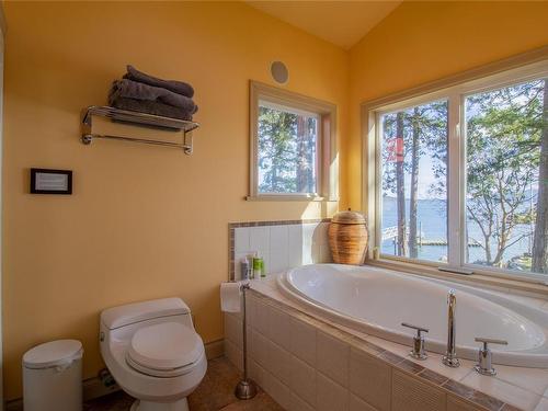4246 Armadale Rd, Pender Island, BC - Indoor Photo Showing Bathroom